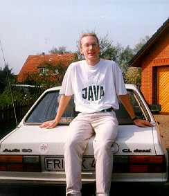 Nilz sitzt auf seinem Auto. Anno 1998